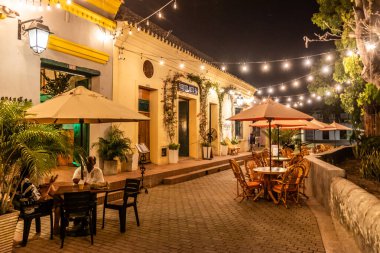 MOMPOX, COLOMBIA - 1 Mart 2023: Santa Cruz de Mompox, Kolombiya 'daki nehir kenarındaki restoranların gece manzarası