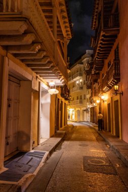  Kolombiya 'nın eski Cartagena de Indias kentindeki Candilejo caddesinin gece manzarası