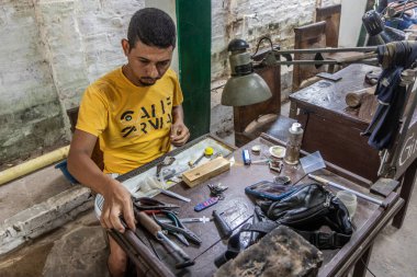 MOMPOX, COLOMBIA - 3 Mart 2023: Santa Cruz de Mompox, Kolombiya 'da filigran atölyesinde çalışan zanaatkar