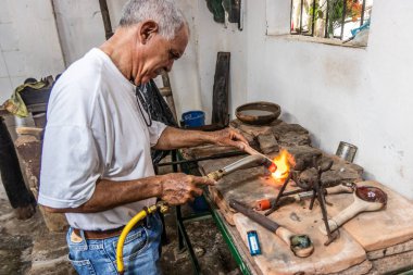 MOMPOX, COLOMBIA - 3 Mart 2023: Santa Cruz de Mompox, Kolombiya 'da filigran atölyesinde çalışan zanaatkar