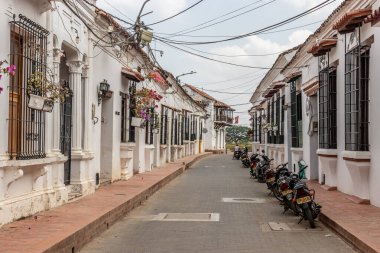 MOMPOX, COLOMBIA - 3 Mart 2023: Santa Cruz de Mompox Koloni Caddesi, Kolombiya