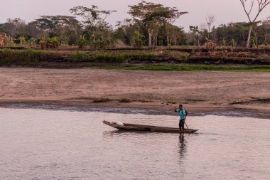 MOMPOX, COLOMBIA - 3 Mart 2023: Santa Cruz de Mompox, Kolombiya 'da Magdalena nehrinde bir teknede yerel adam