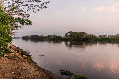 Santa Cruz de Mompox, Kolombiya 'daki Magdalena nehrinin sabah manzarası