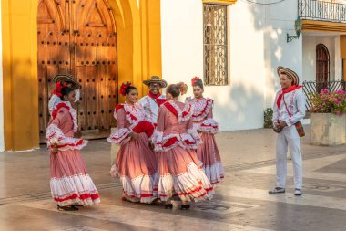 VALLEDUPAR, COLOMBIA - 28 Şubat 2023: Valledupar, Kolombiya 'da Pilon dansçıları