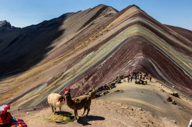 VINICUNCA, PERU - 7 Kasım 2022: Vinicunca Gökkuşağı Dağı, Peru