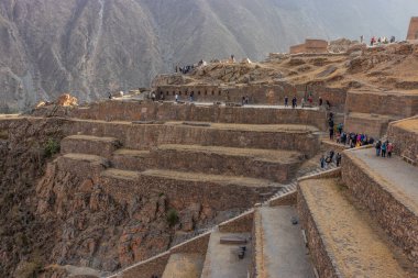 OLLANTAYTAMBO, PERU - 8 Kasım 2022: Turistler Peru 'nun Kutsal İnkalar Vadisi' ndeki Ollantaytambo kalıntılarını ziyaret ettiler