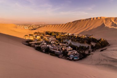 Ica kasabası, Peru yakınlarındaki Huacachina vahasının havadan görünüşü
