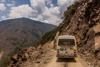 URUBAMBA VALLEY, Peru - 9 Kasım 2022: Santa Maria ve Santa Teresa kasabaları arasındaki Urubamba nehir vadisinde dar yol