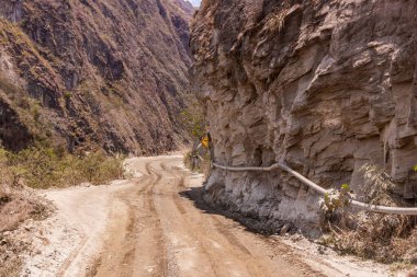 Santa Maria ve Santa Teresa kasabaları arasındaki Urubamba nehir vadisinde dar yol, Peru