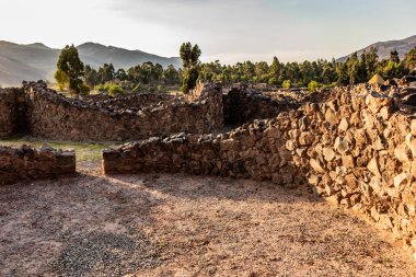 Peru 'daki Raqchi kompleksindeki Qullqa (Colca) depolama evleri