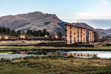 Peru 'daki Raqchi kompleksindeki Viracocha tapınağının kalıntıları.