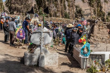 ICHUPAMPA, PERU, NOVEMBER 2, 2022: Colca Canyon, Peru 'daki Ichupampa köyü mezarlığında Ruhlar Günü kutlamaları