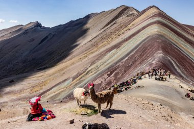 VINICUNCA, PERU - 7 Kasım 2022: Vinicunca Gökkuşağı Dağı, Peru