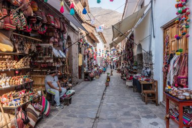 PISAC, PERU - 7 Kasım 2022: Pisac köyü, Peru 'da sokak el işi pazarı
