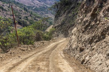Santa Maria ve Santa Teresa kasabaları arasındaki Urubamba nehir vadisinde dar yol, Peru