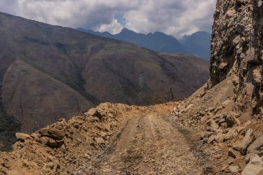 Santa Maria ve Santa Teresa kasabaları arasındaki Urubamba nehir vadisinde dar yol, Peru