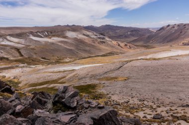Peru 'daki Mismi Volkanı' ndaki Amazon Nehri 'nin Kaynağı yakınlarındaki dağ manzarası.