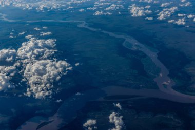 Venezuala ve Kolombiya sınırındaki Orinoco ve Meta nehirlerinin hava manzarası. Puerto Carreno kasabası görünür..