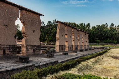Peru 'daki Raqchi kompleksindeki Viracocha tapınağının kalıntıları.