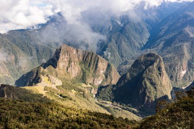 Machu Picchu harabelerinin ve Machu Picchu dağından Urubamba nehir vadisinin havadan görünüşü, Peru