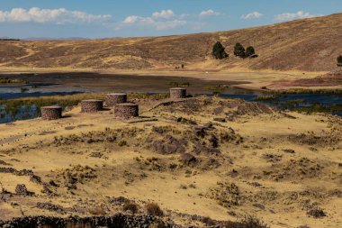 Peru 'daki Sillustani cenaze kuleleri