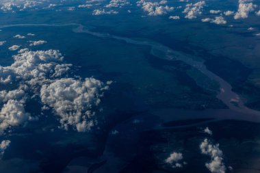 Venezuala ve Kolombiya sınırındaki Orinoco ve Meta nehirlerinin hava manzarası. Puerto Carreno kasabası görünür..