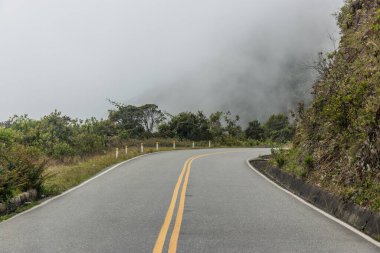 Abra Malaga 'dan Lucumayo nehir vadisine inen yolun puslu manzarası, Peru