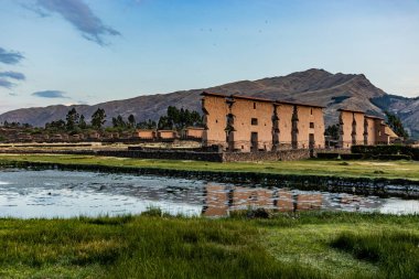 Peru 'daki Raqchi kompleksindeki Viracocha tapınağının kalıntıları.