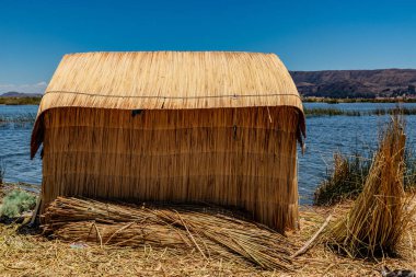 Titicaca Gölü, Peru 'da sazlıktan yapılma Uros yüzen adasındaki ev
