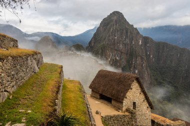 Sabahın erken saatlerinde Machu Picchu harabelerinin puslu manzarası, Peru