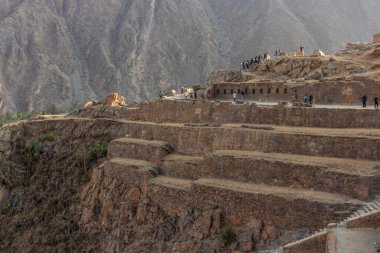 OLLANTAYTAMBO, PERU - 8 Kasım 2022: Turistler Peru 'nun Kutsal İnkalar Vadisi' ndeki Ollantaytambo kalıntılarını ziyaret ettiler
