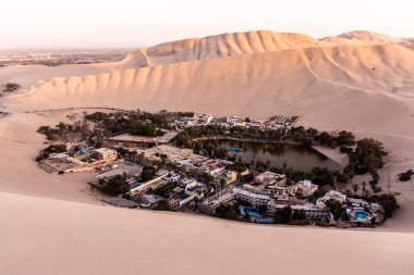 Ica kasabası, Peru yakınlarındaki Huacachina vahasının havadan görünüşü