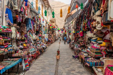 PISAC, PERU - 7 Kasım 2022: Pisac köyü, Peru 'da sokak el işi pazarı