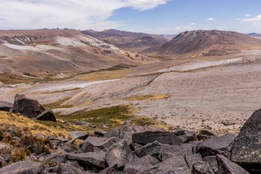 Peru 'daki Mismi Volkanı' ndaki Amazon Nehri 'nin Kaynağı yakınlarındaki dağ manzarası.