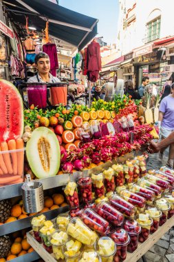 İSTANBUL, TURKEY - 19 Eylül 2022: İstanbul, Türkiye 'de Meyve Suyu Dükkanı