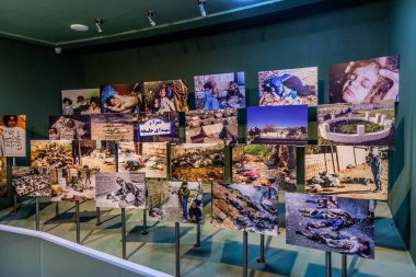 HALABJA, IRAQ - 6 Ekim 2022: Halabja Anıt ve Barış Müzesinde fotoğraf sergisi, Irak 'ın Halabja kentindeki kimyasal saldırının anısına