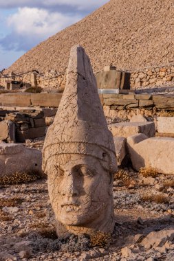 Türkiye 'nin Nemrut Dağı zirvesinde antik heykel