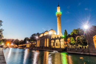 Sanliurfa 'daki Balikligol (İbrahim Havuzu) ve Rzvaniye Camii' nin gece manzarası.