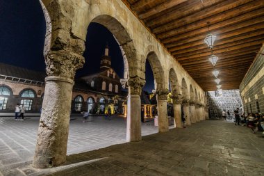 DİYARBAKIR, TURKEY - 25 Eylül 2022: Diyarbakır Büyük Camii 'nin avlusunun akşam manzarası