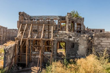Diyarbakır 'ın merkezinde antik bir evin yıkılması