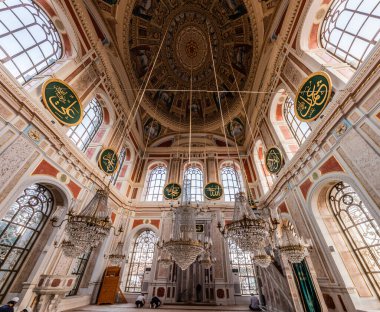 İSTANBUL, TURKEY - 19 Eylül 2022: İstanbul, Türkiye 'deki Ortakoy Camii İçişleri
