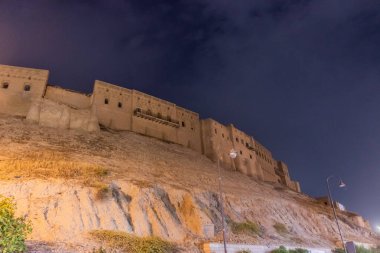 Irak Kürdistan 'ın Erbil (Hawler) antik kalesinin gece manzarası