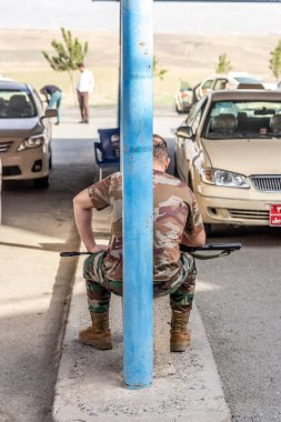 SORAN, IRAQ - 5 Ekim 2022: Soran şehrinin Erbil garajında (termial) silahlı muhafız