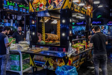 SULAYMANIYAH, IRAQ - 6 Ekim 2022: Shawarma standı Irak Kürdistan Bölgesi, Sulaymaniyah 'ın merkezinde