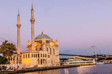 Türkiye 'nin İstanbul kentindeki Ortakoy Camii' nde günbatımı