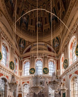 İSTANBUL, TURKEY - 19 Eylül 2022: İstanbul, Türkiye 'deki Ortakoy Camii İçişleri