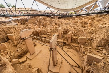 GOBEKLI TEPE, TURKEY - 22 Eylül 2022: Göbekli Tepe arkeoloji sahasının manzarası, Türkiye