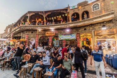 ERBIL, IRAQ - 7 Ekim 2022: Irak 'ın Kürdistan Bölgesi, Erbil' deki Bakhi Şah (Şehir Parkı) 'nda bir kafede insanlar