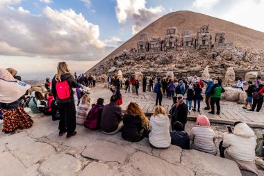 MOUNT NEMRUT, TURKEY - 23 Eylül 2022: Nemrut Dağı zirvesinde turistler