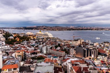 İstanbul, Türkiye 'de İstanbul Boğazı' nın gece hava manzarası